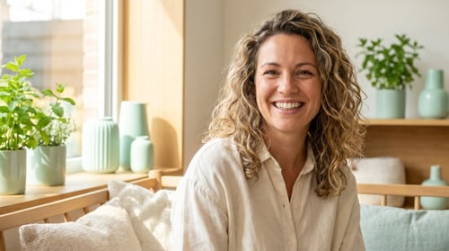 Lächelnde Frau in hellem Interieur