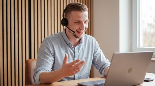 Sebastian Fortmann bei einer Online-Beratung